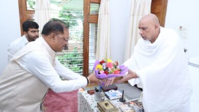 गुरु पूर्णिमा पर मुख्यमंत्री ने अघोर गुरु पीठ बनोरा में किए गुरु दर्शन, बाबा प्रियदर्शी राम से लिया आशीर्वाद