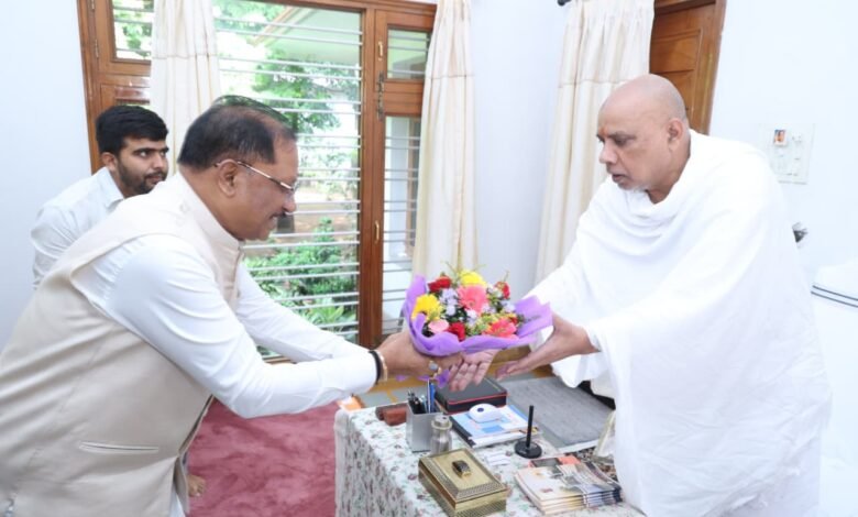 गुरु पूर्णिमा पर मुख्यमंत्री ने अघोर गुरु पीठ बनोरा में किए गुरु दर्शन, बाबा प्रियदर्शी राम से लिया आशीर्वाद गुरु पूर्णिमा पर मुख्यमंत्री ने अघोर गुरु पीठ बनोरा में किए गुरु दर्शन, बाबा प्रियदर्शी राम से लिया आशीर्वाद