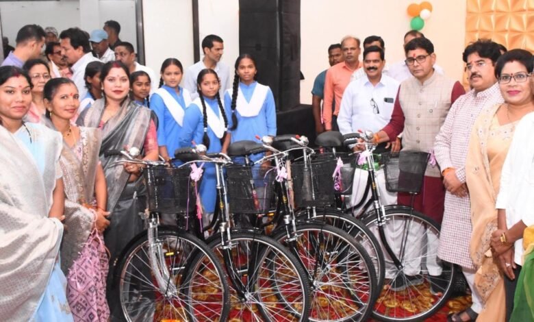 ​धमतरी में विभागीय कार्यों की समीक्षा बैठक- बाढ़ आपदा से निपटने के दिए पुख्ता निर्देश
