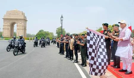 रक्षा मंत्री ने राष्ट्रीय समर स्मारक से कारगिल युद्ध स्मारक तक मोटरसाइकिल यात्रा को हरी झंडी दिखाकर किया रवाना रक्षा मंत्री ने राष्ट्रीय समर स्मारक से कारगिल युद्ध स्मारक तक मोटरसाइकिल यात्रा को हरी झंडी दिखाकर किया रवाना