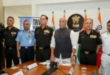 रक्षा मंत्री ने पहली बार आयोजित त्रि-सेवा सर्व-महिला विश्व परिक्रमा नौकायन अभियान की सफल वापसी पर दल का स्वागत किया