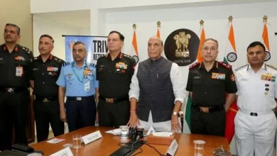 रक्षा मंत्री ने पहली बार आयोजित त्रि-सेवा सर्व-महिला विश्व परिक्रमा नौकायन अभियान की सफल वापसी पर दल का स्वागत किया रक्षा मंत्री ने पहली बार आयोजित त्रि-सेवा सर्व-महिला विश्व परिक्रमा नौकायन अभियान की सफल वापसी पर दल का स्वागत किया
