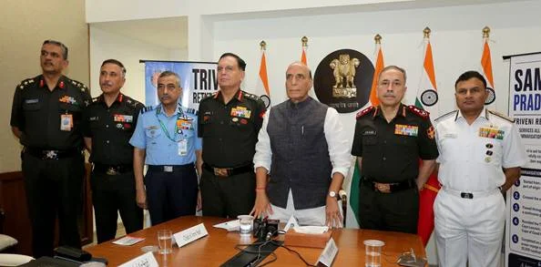 रक्षा मंत्री ने पहली बार आयोजित त्रि-सेवा सर्व-महिला विश्व परिक्रमा नौकायन अभियान की सफल वापसी पर दल का स्वागत किया रक्षा मंत्री ने पहली बार आयोजित त्रि-सेवा सर्व-महिला विश्व परिक्रमा नौकायन अभियान की सफल वापसी पर दल का स्वागत किया