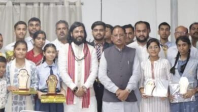 मुख्यमंत्री श्री विष्णुदेव साय ने मेधावी विद्यार्थियों का किया सम्मान मुख्यमंत्री श्री विष्णुदेव साय ने मेधावी विद्यार्थियों का किया सम्मान