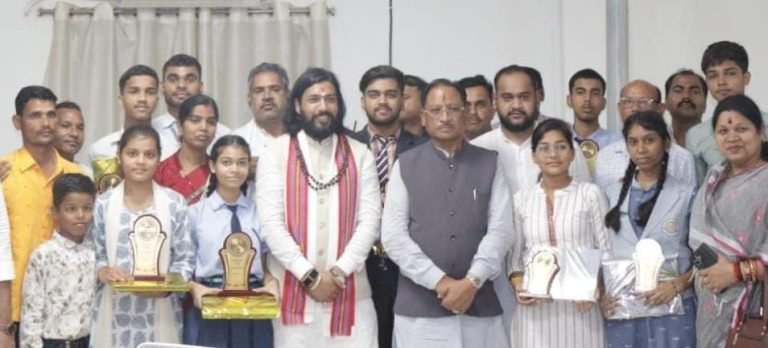 मुख्यमंत्री श्री विष्णुदेव साय ने मेधावी विद्यार्थियों का किया सम्मान