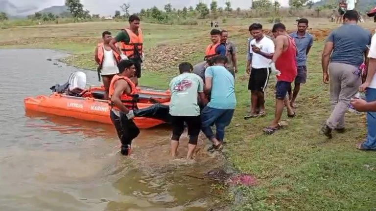 सतरेंगा में पिकनिक मनाने गये युवक नदी में डूबा, ऐसे हुआ घटना सतरेंगा में पिकनिक मनाने गये युवक नदी में डूबा, ऐसे हुआ घटना