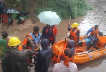 चिंतावागु नदी बनी चुनौती तो नगर सेना बनी सहारा, बोट से ग्रामीणों को सुरक्षित कराया पार