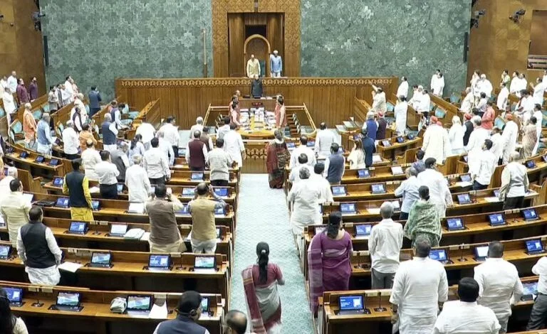 हंगामे के बीच लोकसभा की कार्यवाही कल सुबह तक के लिए स्थगित हंगामे के बीच लोकसभा की कार्यवाही कल सुबह तक के लिए स्थगित