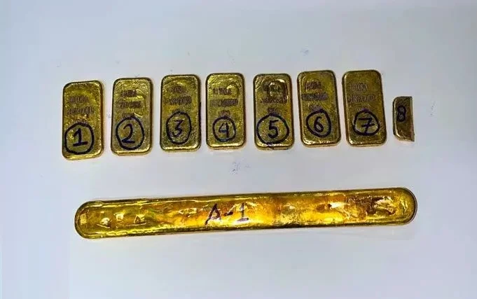दुरंतो एक्सप्रेस में पकड़ाया 1.96 करोड़ का सोना, 2 युवक हिरासत में दुरंतो एक्सप्रेस में पकड़ाया 1.96 करोड़ का सोना, 2 युवक हिरासत में