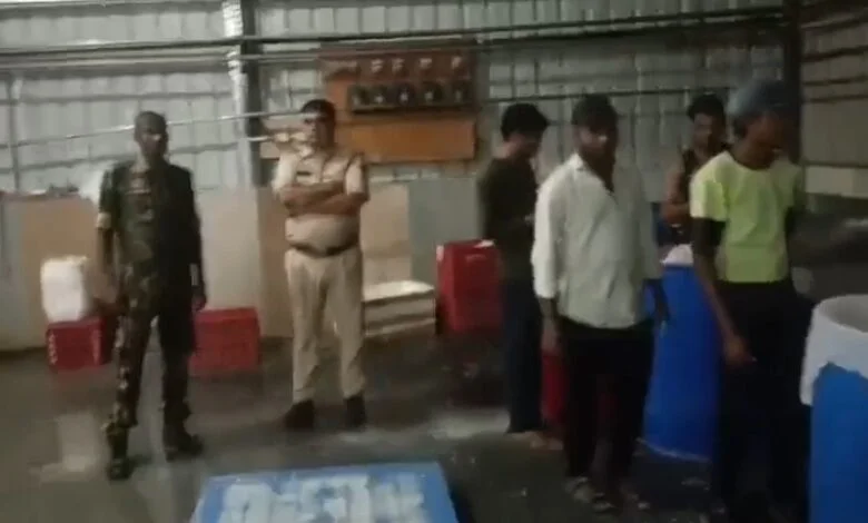 आधी रात वैद्य फूड में प्रशासन की दबिश, 200 किलो पनीर जब्त