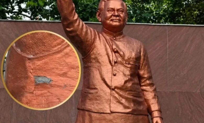 कटघोरा में अटलजी की कांस्य प्रतिमा मानकों के अनुरूप नहीं होने पर उप अभियंता तत्काल प्रभाव से निलंबित कटघोरा में अटलजी की कांस्य प्रतिमा मानकों के अनुरूप नहीं होने पर उप अभियंता तत्काल प्रभाव से निलंबित