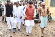 मुख्यमंत्री ने चित्रकूट में बाढ़ प्रभावित क्षेत्रों का किया पैदल भ्रमण, किया नुकसान का मुआयना