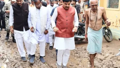 मुख्यमंत्री ने चित्रकूट में बाढ़ प्रभावित क्षेत्रों का किया पैदल भ्रमण, किया नुकसान का मुआयना