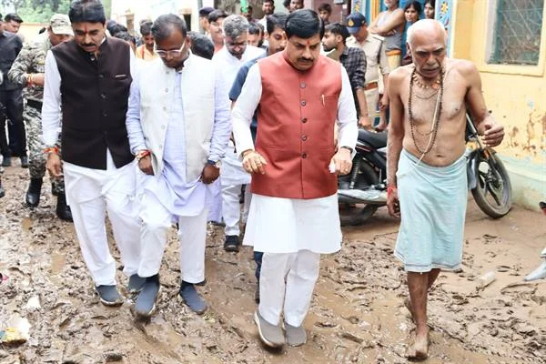 मुख्यमंत्री ने चित्रकूट में बाढ़ प्रभावित क्षेत्रों का किया पैदल भ्रमण, किया नुकसान का मुआयना मुख्यमंत्री ने चित्रकूट में बाढ़ प्रभावित क्षेत्रों का किया पैदल भ्रमण, किया नुकसान का मुआयना