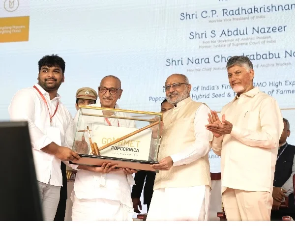 उपराष्ट्रपति ने आंध्र प्रदेश में देश का पहला गैर-जीएमओ उच्‍च गुणवत्ता पॉपकॉर्न मक्का हाईब्रिड बीज किया जारी