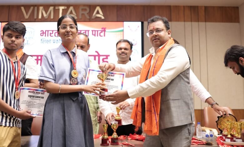 मेधावी विद्यार्थियों एवं उत्कृष्ट शिक्षकों का आंजनेय विश्वविद्यालय के कुलाधिपति अभिषेक अग्रवाल ने किया सम्मान