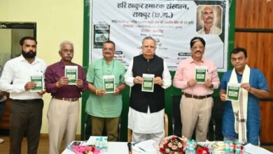विधानसभा अध्यक्ष डॉ. रमन सिंह ने किया ‘सत्याग्रह‘ किताब का विमोचन