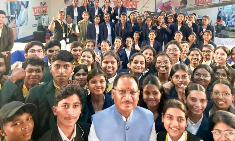 मुख्यमंत्री श्री विष्णु देव साय ने प्रयास आवासीय विद्यालय के नीट क्वालीफाई विद्यार्थियों से किया प्रेरक संवाद मुख्यमंत्री श्री विष्णु देव साय ने प्रयास आवासीय विद्यालय के नीट क्वालीफाई विद्यार्थियों से किया प्रेरक संवाद