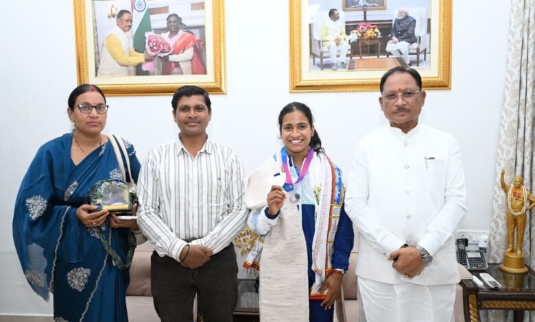 राष्ट्रमंडल खेलों की रजत पदक विजेता ज्ञानेश्वरी यादव का सीएम हाउस में भव्य स्वागत, प्रोत्साहन राशि और आउट ऑफ टर्न की घोषणा राष्ट्रमंडल खेलों की रजत पदक विजेता ज्ञानेश्वरी यादव का सीएम हाउस में भव्य स्वागत, प्रोत्साहन राशि और आउट ऑफ टर्न की घोषणा