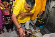 लखनपुर स्थित निज निवास में आयोजित जनदर्शन में बड़ी संख्या में पहुंचे नागरिक