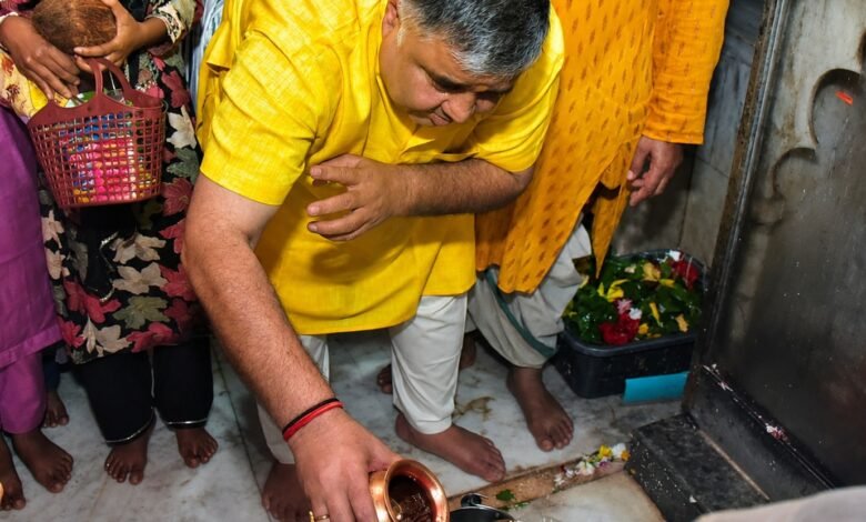 श्रावण के प्रथम सोमवार पर कैबिनेट मंत्री श्री राजेश अग्रवाल ने लखनपुर शिव मंदिर में विधि-विधान से किया जलाभिषेक, प्रदेशवासियों के सुख, शांति, समृद्धि और खुशहाली की कामना श्रावण के प्रथम सोमवार पर कैबिनेट मंत्री श्री राजेश अग्रवाल ने लखनपुर शिव मंदिर में विधि-विधान से किया जलाभिषेक, प्रदेशवासियों के सुख, शांति, समृद्धि और खुशहाली की कामना