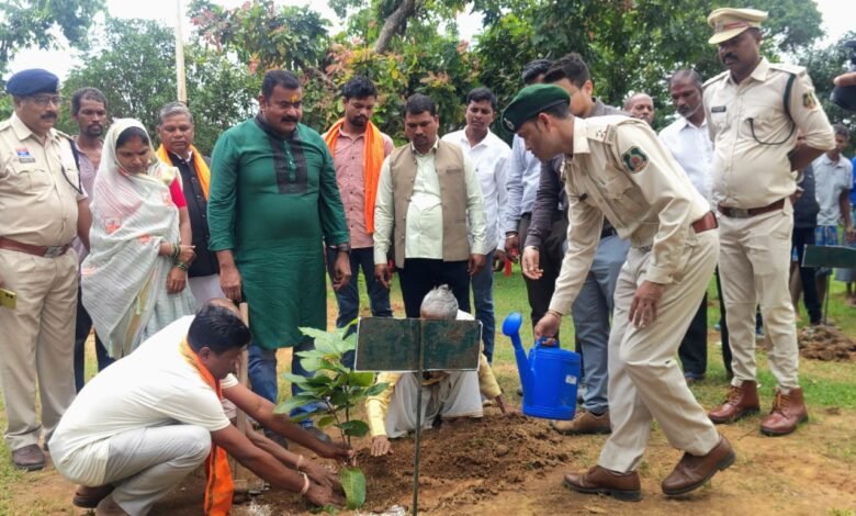 एक पेड़ माँ के नाम अभियान से बदली उजड़ी वन भूमि की तस्वीर एक पेड़ माँ के नाम अभियान से बदली उजड़ी वन भूमि की तस्वीर