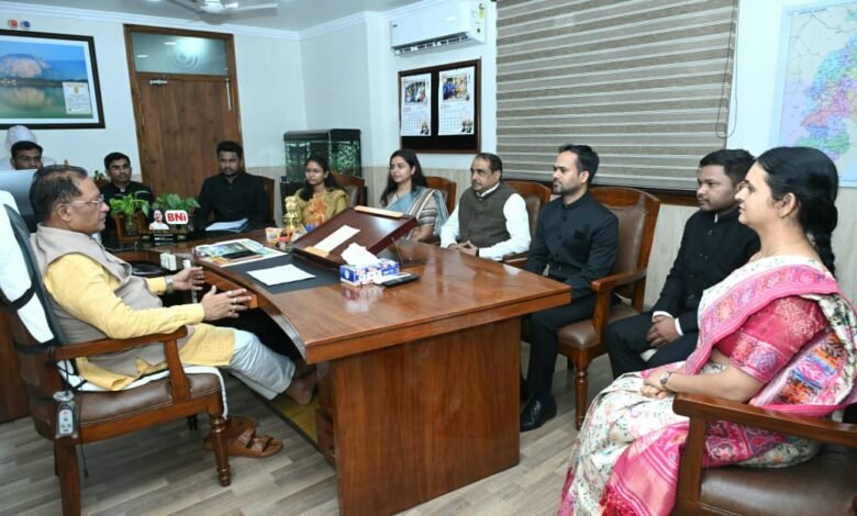 कर्तव्यनिष्ठ होकर जनसेवा एवं सुशासन के लिए जमीनी स्तर पर करें बेहतर कार्य : मुख्यमंत्री श्री विष्णु देव साय कर्तव्यनिष्ठ होकर जनसेवा एवं सुशासन के लिए जमीनी स्तर पर करें बेहतर कार्य : मुख्यमंत्री श्री विष्णु देव साय