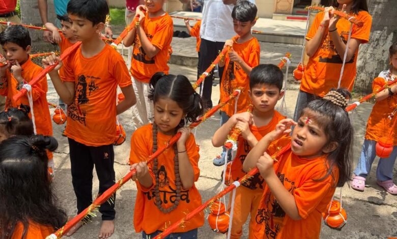 बच्चों ने निकाली भव्य कावड़ यात्रा, ‘बम-बम भोले’ के जयकारों से गूंजा वीआईपी रोड