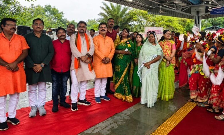 सरगुजा संभाग के 850 श्रद्धालु भारत गौरव ट्रेन से रामलला एवं बाबा विश्वनाथ के दर्शन के लिए रवाना सरगुजा संभाग के 850 श्रद्धालु भारत गौरव ट्रेन से रामलला एवं बाबा विश्वनाथ के दर्शन के लिए रवाना