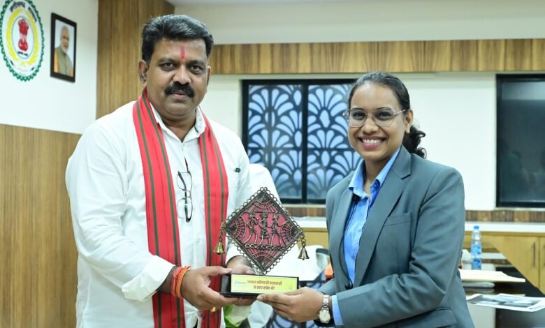 उप मुख्यमंत्री श्री विजय शर्मा ने राष्ट्रपति भवन से आमंत्रण मिलने पर रेणुका गोस्वामी को दी बधाई उप मुख्यमंत्री श्री विजय शर्मा ने राष्ट्रपति भवन से आमंत्रण मिलने पर रेणुका गोस्वामी को दी बधाई