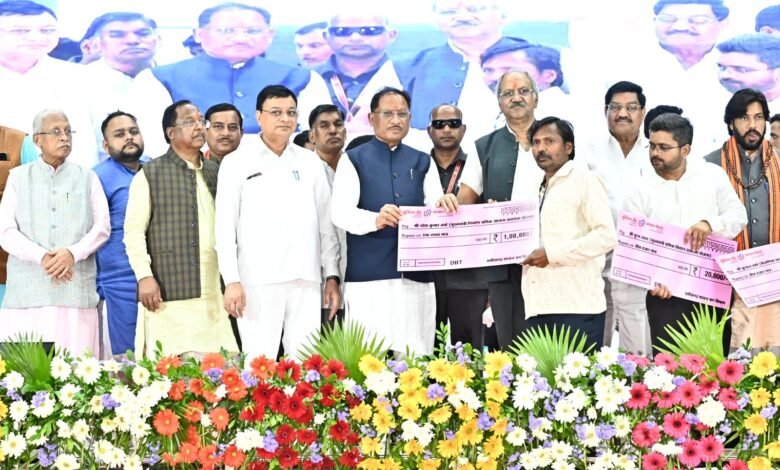 ढाई साल की उपलब्धियाँ- छत्तीसगढ़ का श्रमिक कल्याण के क्षेत्र में नई पहचान ढाई साल की उपलब्धियाँ- छत्तीसगढ़ का श्रमिक कल्याण के क्षेत्र में नई पहचान