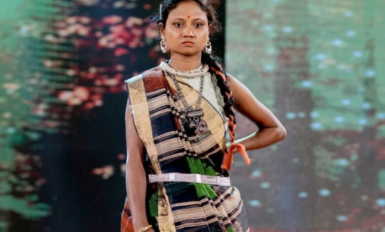 विष्णु के सुशासन में ग्रामोद्योग विभाग की पहल पर छत्तीसगढ़ में पहली बार सुकमा के चिंतलनार की पुनर्वासित बेटियों ने रायपुर पहुंचकर बड़े मंच पर दिखाई प्रतिभा, मुख्यमंत्री एवं विधानसभा अध्यक्ष हुए गदगद