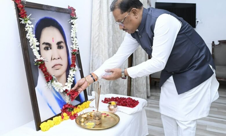 मुख्यमंत्री श्री साय ने छत्तीसगढ़ की प्रथम महिला सांसद और समाज सेविका मिनीमाता जी की पुण्यतिथि पर किया नमन