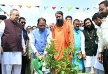 पौधरोपण से दिया प्रकृति संरक्षण का संदेश : मुख्यमंत्री श्री विष्णुदेव साय और विधानसभा अध्यक्ष डॉ. रमन सिंह ने लगाया पारिजात का पौधा