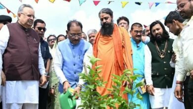 पौधरोपण से दिया प्रकृति संरक्षण का संदेश : मुख्यमंत्री श्री विष्णुदेव साय और विधानसभा अध्यक्ष डॉ. रमन सिंह ने लगाया पारिजात का पौधा