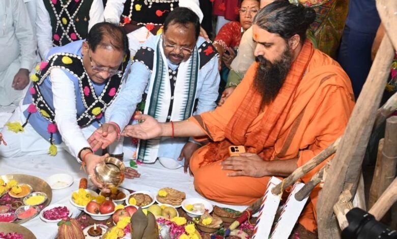 हरेली तिहार पर मुख्यमंत्री निवास में साकार हुई छत्तीसगढ़ की लोक संस्कृति, कृषि परंपरा और ग्रामीण जीवन की जीवंत झांकी हरेली तिहार पर मुख्यमंत्री निवास में साकार हुई छत्तीसगढ़ की लोक संस्कृति, कृषि परंपरा और ग्रामीण जीवन की जीवंत झांकी