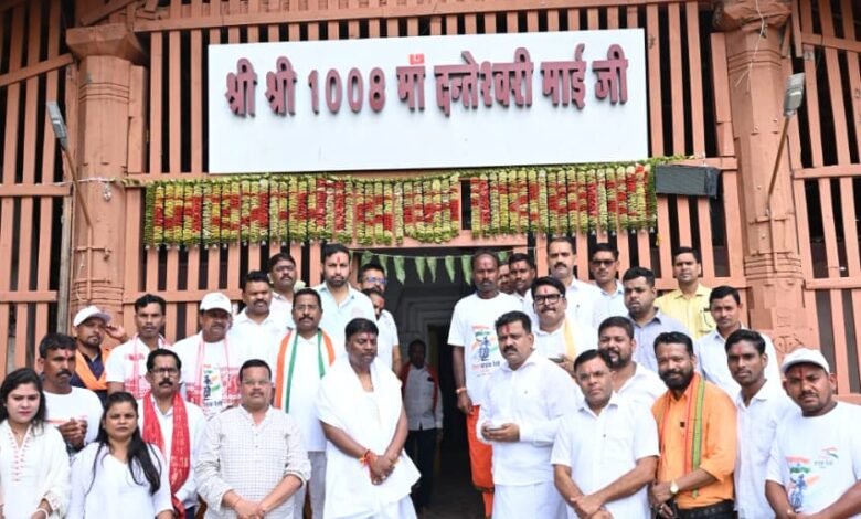 तिरंगा यात्रा के दूसरे दिवस माँ दंतेश्वरी की पूजा-अर्चना कर उप मुख्यमंत्री एवं वन मंत्री ने किया यात्रा का शुभारंभ तिरंगा यात्रा के दूसरे दिवस माँ दंतेश्वरी की पूजा-अर्चना कर उप मुख्यमंत्री एवं वन मंत्री ने किया यात्रा का शुभारंभ