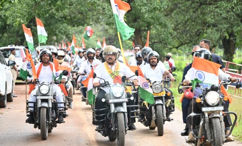 तिरंगा यात्रा के दूसरे दिवस माँ दंतेश्वरी की पूजा-अर्चना कर उप मुख्यमंत्री एवं वन मंत्री ने किया यात्रा का शुभारंभ