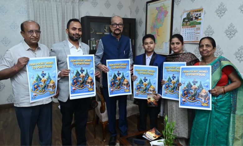राज्यपाल श्री डेका ने 12 वर्षीय छात्र मास्टर दिव्यांश की पुस्तक ‘थॉट्स अबाउट गॉड‘ का किया विमोचन राज्यपाल श्री डेका ने 12 वर्षीय छात्र मास्टर दिव्यांश की पुस्तक ‘थॉट्स अबाउट गॉड‘ का किया विमोचन