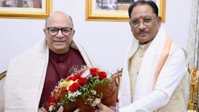 मुख्यमंत्री श्री साय ने शॉल एवं प्रतीक चिन्ह भेंटकर किया आत्मीय अभिनंदन