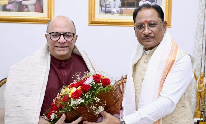 मुख्यमंत्री श्री साय ने शॉल एवं प्रतीक चिन्ह भेंटकर किया आत्मीय अभिनंदन