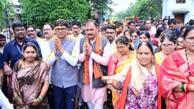 वित्त मंत्री श्री ओ.पी. चौधरी एवं स्वास्थ्य मंत्री श्री श्याम बिहारी जायसवाल ने किया प्रतिमा का अनावरण