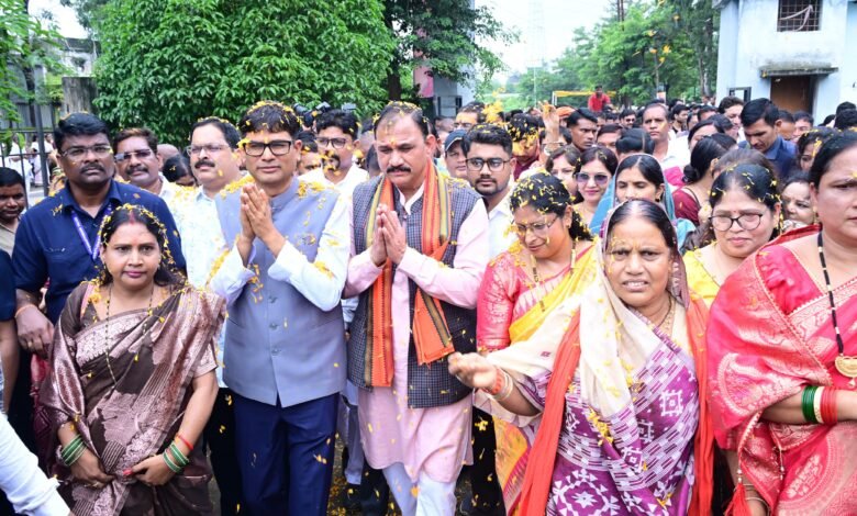 वित्त मंत्री श्री ओ.पी. चौधरी एवं स्वास्थ्य मंत्री श्री श्याम बिहारी जायसवाल ने किया प्रतिमा का अनावरण