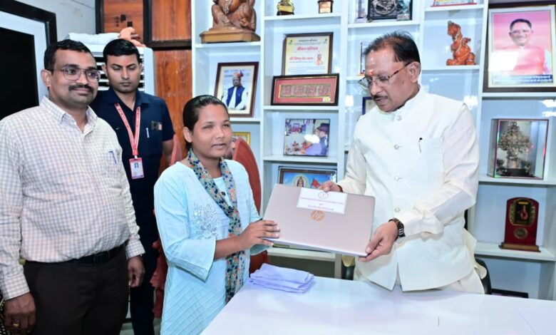 मुख्यमंत्री श्री विष्णुदेव साय ने दृष्टिबाधित छात्रा जयमंती खेस को भेंट किया लैपटॉप