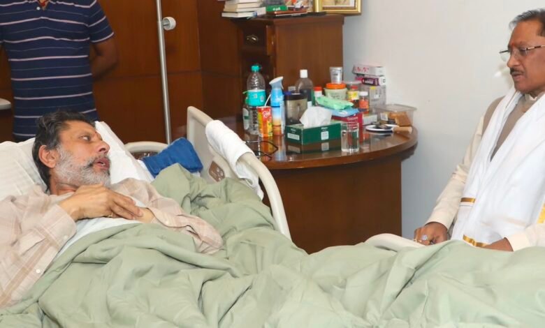 स्वास्थ्य लाभ ले रहे जगदलपुर विधायक श्री किरण सिंह देव से मिले मुख्यमंत्री श्री विष्णुदेव साय