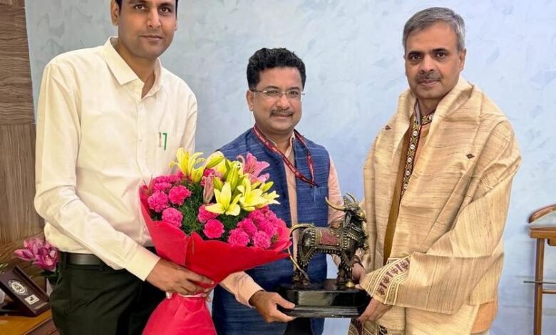 नगरीय प्रशासन विभाग के प्रमुख सचिव श्री सोनमणि बोरा ने केन्द्रीय आवासन और शहरी कार्य मंत्रालय के सचिव श्री सत्येन्द्र सिंह से नई दिल्ली में की मुलाकात