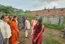 चबूतरे पर बैठकर छात्राओं से की आत्मीय चर्चा, स्वास्थ्य, पढ़ाई, करियर और छात्रावास की व्यवस्थाओं की ली जानकारी