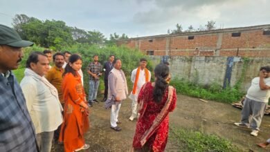 चबूतरे पर बैठकर छात्राओं से की आत्मीय चर्चा, स्वास्थ्य, पढ़ाई, करियर और छात्रावास की व्यवस्थाओं की ली जानकारी
