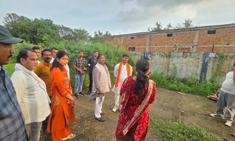 चबूतरे पर बैठकर छात्राओं से की आत्मीय चर्चा, स्वास्थ्य, पढ़ाई, करियर और छात्रावास की व्यवस्थाओं की ली जानकारी