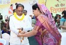 शहादत के सम्मान से जुड़ी स्नेह की डोर : माधुरी ने बांधी राखी, भावुक हुए ‘विष्णु भैया’
